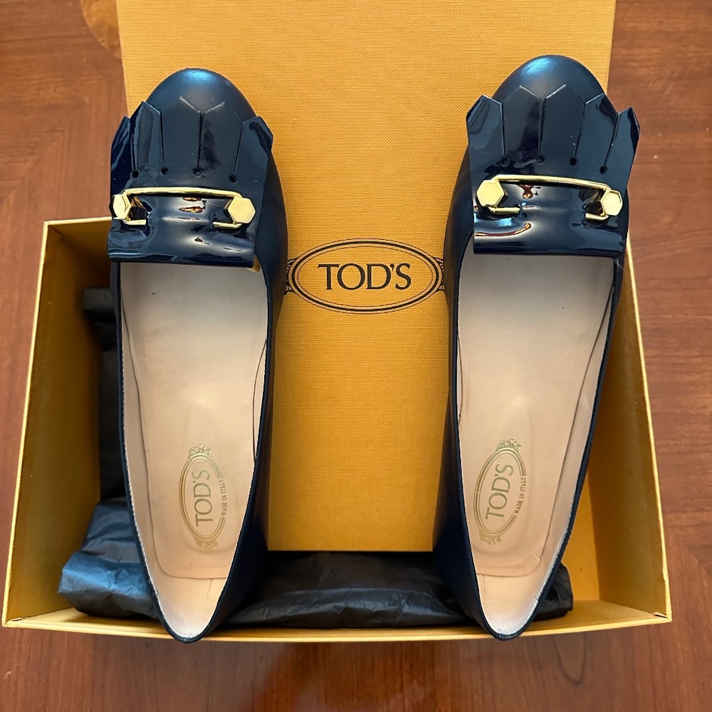 Tod’s navy kitties flats